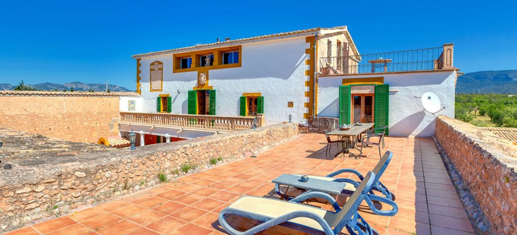 Finca holiday for groups in mallorca, the house