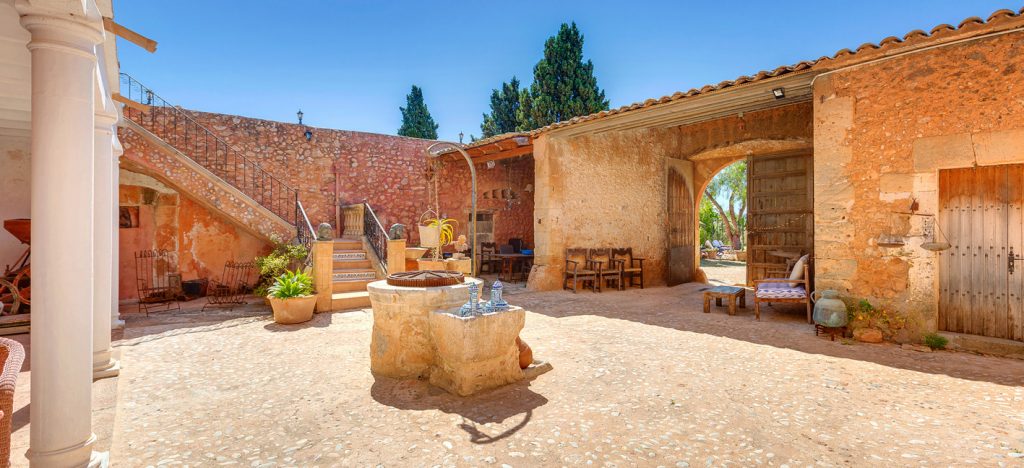 Finca holiday for groups in mallorca, the house