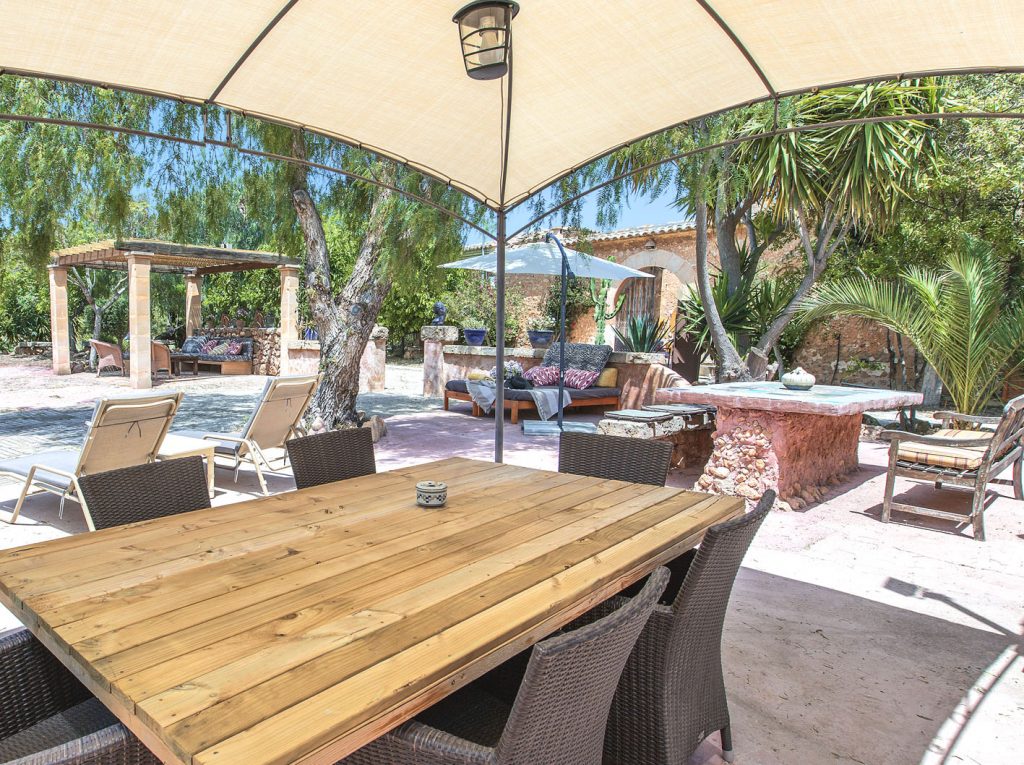holiday home mallorca for groups poolside