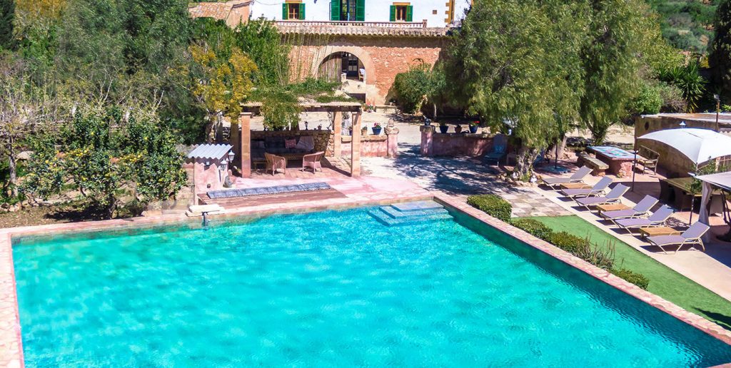 finca with pool